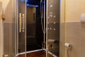 Dusche, Haartrockner, Bidet, Handtücher
