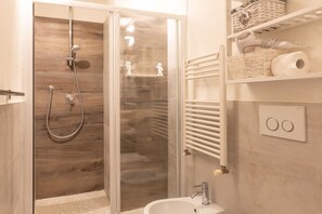 Dusche, Haartrockner, Bidet, Handtücher