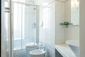 A modern bathroom with a glass-enclosed shower, a toilet, a sink, and a vanity with a mirror. - Bright and spacious one-bedroom apartment of almost 100 square meters located in Via Carlo d'Adda 5, in the heart of Milan, in an IN area full of life and with numerous connections via local transportation (P.ta Genova FS station and metro stop a few min (Milano)