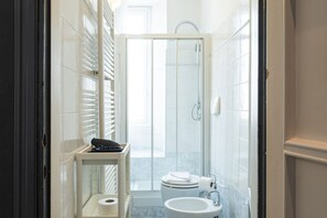 Dusche, Haartrockner, Bidet, Handtücher