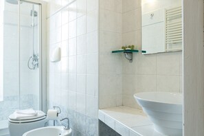 Douche, sĂšche-cheveux, bidet, serviettes fournies