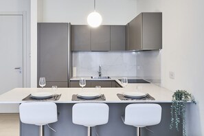 Fridge, oven, stovetop, dishwasher