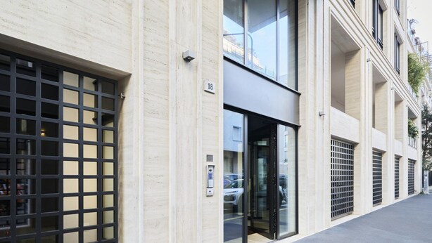 A modern building with a glass entrance, numbered 18, and a metal gate on the left. - Two-room apartment Cecchi 18 2p - Mirable PM (Milano)