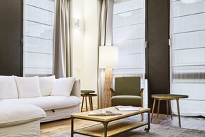 Living area - Located in the elegant Washington Building in Milan, at 18 Via Antonio Cecchi, this three-room flat is an ideal solution for those seeking comfort and style in the city. The flat is perfect to accommodate up to 4 people, thanks to its two bedrooms, each  (Milano)