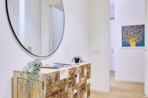 Interior - Located in the elegant Washington Building in Milan, at 18 Via Antonio Cecchi, this three-room flat is an ideal solution for those seeking comfort and style in the city. The flat is perfect to accommodate up to 4 people, thanks to its two bedrooms, each  (Milano)