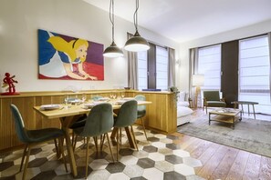 Dining - Located in the elegant Washington Building in Milan, at 18 Via Antonio Cecchi, this three-room flat is an ideal solution for those seeking comfort and style in the city. The flat is perfect to accommodate up to 4 people, thanks to its two bedrooms, each  (Milano)
