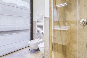 Dusche, Haartrockner, Bidet, Handtücher