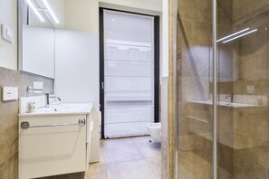 Bruser, hårtørrer, bidet, håndklæder