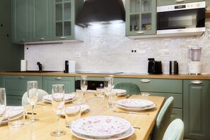 Fridge, microwave, oven, stovetop - Located in the elegant Washington Building in Milan, at 18 Via Antonio Cecchi, this three-room flat is an ideal solution for those seeking comfort and style in the city. The flat is perfect to accommodate up to 4 people, thanks to its two bedrooms, each  (Milano)