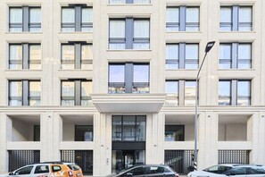 Exterior - Located in the elegant Washington Building in Milan, at 18 Via Antonio Cecchi, this three-room flat is an ideal solution for those seeking comfort and style in the city. The flat is perfect to accommodate up to 4 people, thanks to its two bedrooms, each  (Milano)