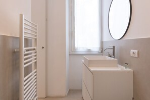 Dusche, Haartrockner, Bidet, Handtücher