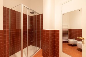 تجهيزات دش، مجففات شعر، مراحيض شطف، مناشف