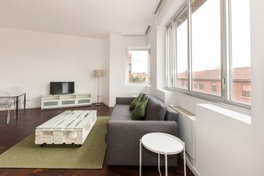 Living area - Located in one of the most charming areas of Milan, this two-room flat offers modern comfort and a cosy atmosphere. With a well-furnished bedroom and a living room equipped with a practical sofa bed, the property is ideal for couples, families or groups  (Milano)