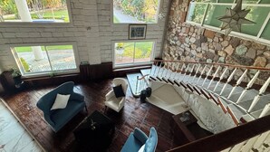 Lobby-lounge