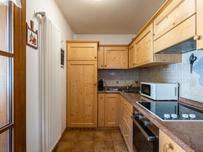 Fridge, microwave, oven, cookware/dishes/utensils