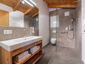 Shower, hair dryer - Nice apartment with a shared sauna and fitness (Piesendorf)