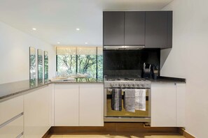 Frigorífico, microondas, horno y placa de cocina