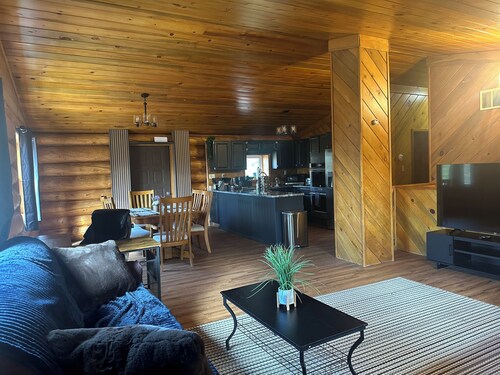 Charming 4-bedroom house with WiFi, fitness room in delightful Delta Junction