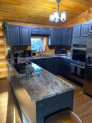 Fridge, microwave, oven, stovetop - Charming 4-bedroom house with WiFi, fitness room in delightful Delta Junction (Delta Junction)