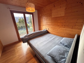 3 habitaciones, tabla de planchar con plancha y cuna de viaje