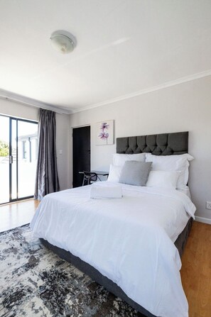 7 bedrooms, WiFi, bed sheets - Charming getaway:unwind and refresh (Cape Town)