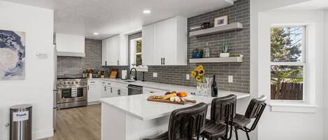 Mikrovågsugn, ugn, spishäll och diskmaskin