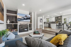 Smart TV y chimenea 