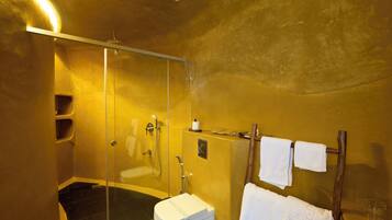 Ducha, secador de pelo, pantuflas, toallas