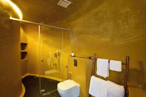 Ducha, secador de pelo, pantuflas, toallas