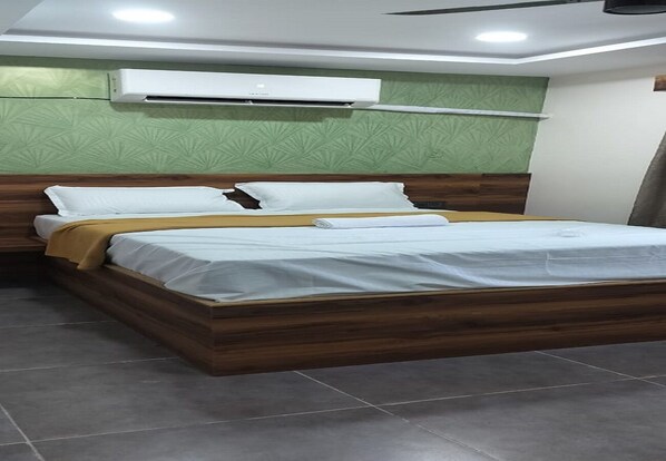 Phòng Tiêu chuẩn, quang cảnh hồ | Bộ trải giường bằng vải cotton Ai Cập, bộ đồ giường cao cấp, bàn