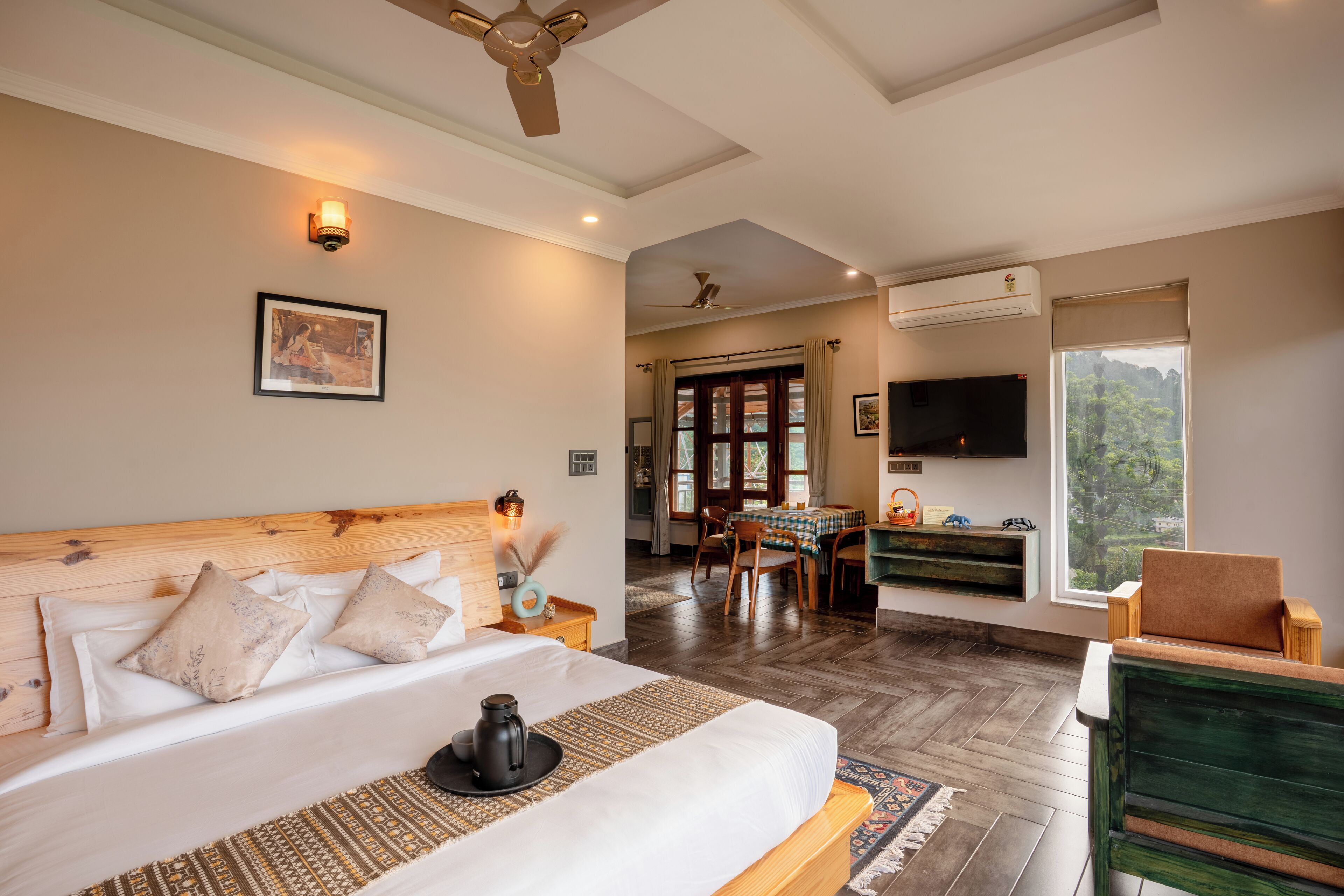 Suite Room with Lake View | Laptop workspace, free WiFi, bed sheets, wheelchair access