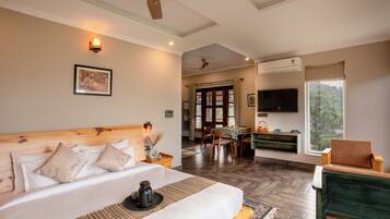 Suite Room with Lake View | Laptop workspace, free WiFi, bed sheets, wheelchair access