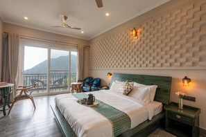 Habitación Deluxe, vista a la montaña | Espacio para trabajar con laptop, wifi gratis y ropa de cama