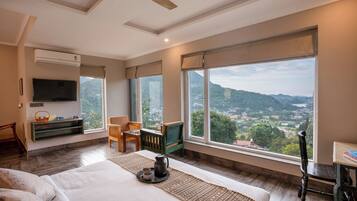 Suite Room with Lake View | Laptop workspace, free WiFi
