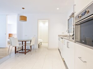 Refrigerador, horno, utensilios de cocina