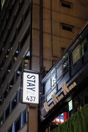 A hotel sign with the name "Stay 437" and a balcony with a railing.. Stayz437 Jongno