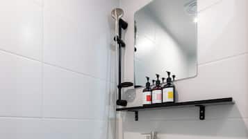 Dusche, Haartrockner, Hausschuhe, Handtücher