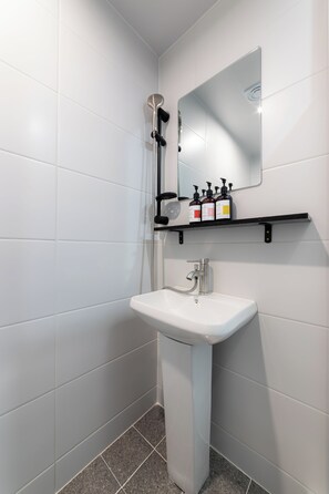 Shower, hair dryer, slippers, towels - Stayz437 Jongno (Seoul)