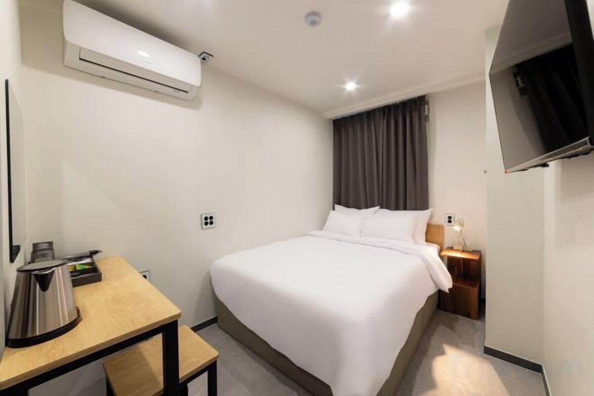 WiFi (free), bed sheets