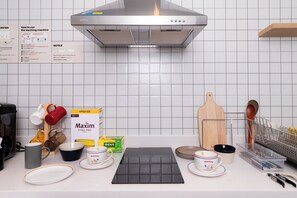 Fridge, microwave, stovetop, cookware/dishes/utensils - Stayz437 Jongno (Seoul)