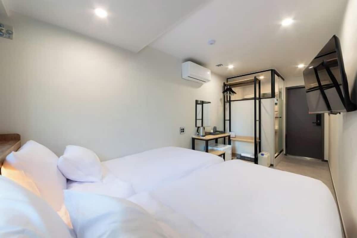 Free WiFi, bed sheets