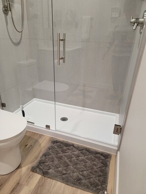Een douche, een haardroger, handdoeken, zeep