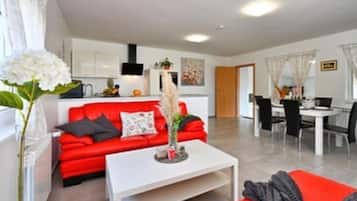 Villa (Three Bedorom Villa with Outdoor Swim) | Ruang tamu | 32 inci televisyen skrin rata dengan satelit