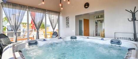 Villa (Three Bedorom Villa with Outdoor Swim) | Tina de hidromasaje interior