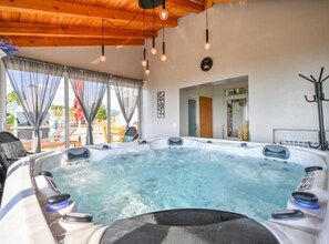Villa (Three Bedorom Villa with Outdoor Swim) | Indoor spa tub