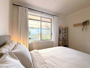 4 bedrooms, desk, iron/ironing board, WiFi - Alpacas, Wineries And Rolling Hills (Clarendon)