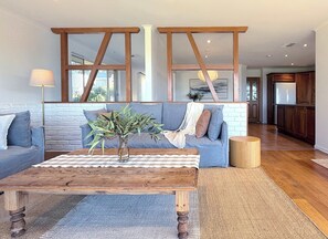 تلفزيون، مدفأة، كُتُب، مكتب