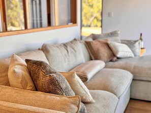 Télévision, cheminée, espaces bureaux