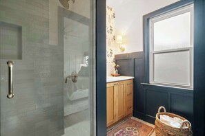 Dusche, Haartrockner, Handtücher, Shampoo