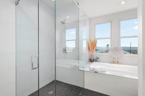 Douche, sèche-cheveux, serviettes fournies, papier toilette